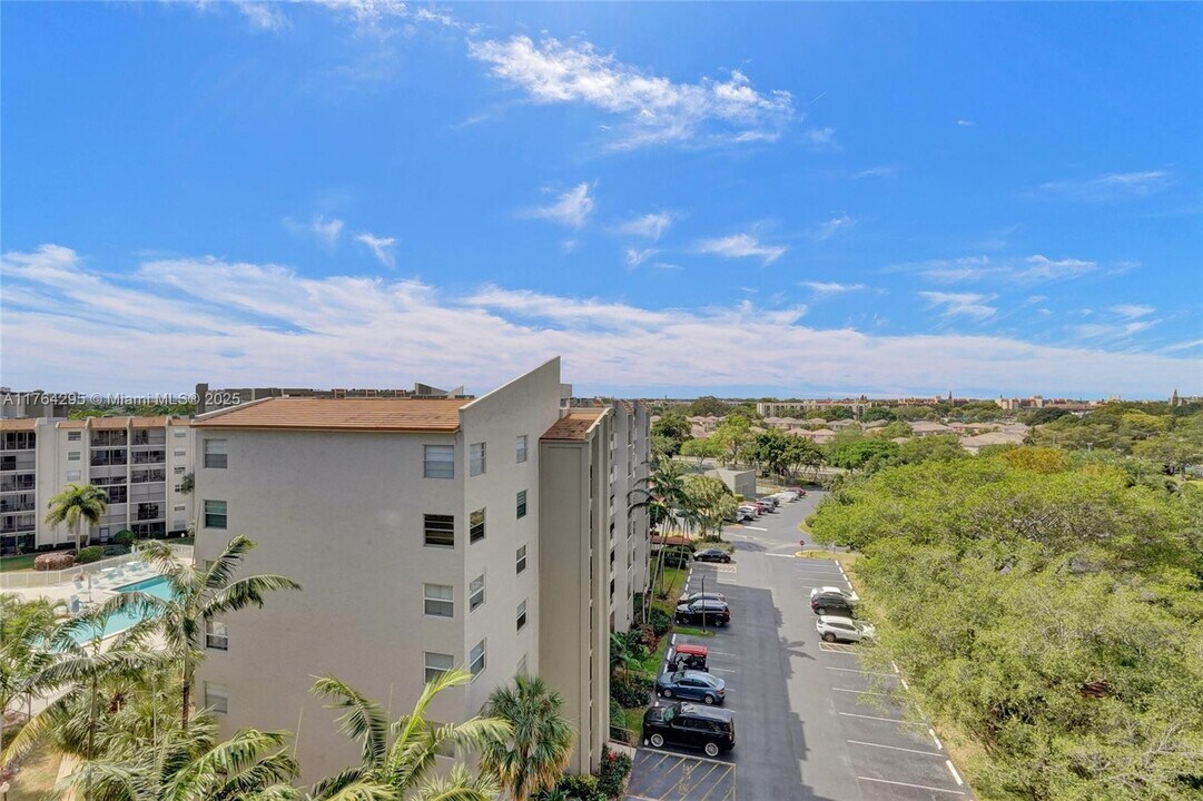 3940 Inverrary Blvd in Lauderhill, FL - Foto de edificio