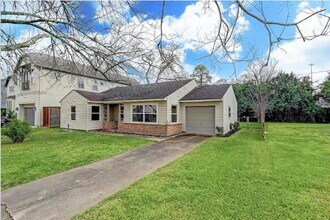 4627 Maple St in Bellaire, TX - Building Photo - Building Photo