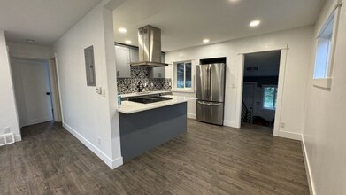 604 Camas Ave NE in Renton, WA - Building Photo - Building Photo