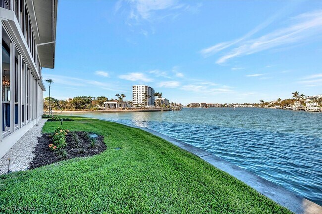 property at 2258 Gulf Shore Blvd N