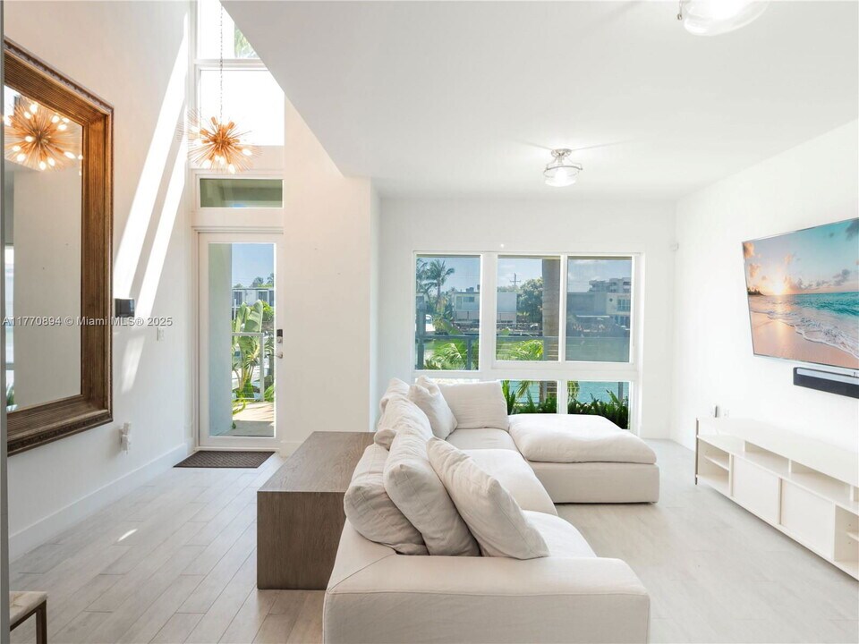 51 N Shore Dr in Miami Beach, FL - Building Photo