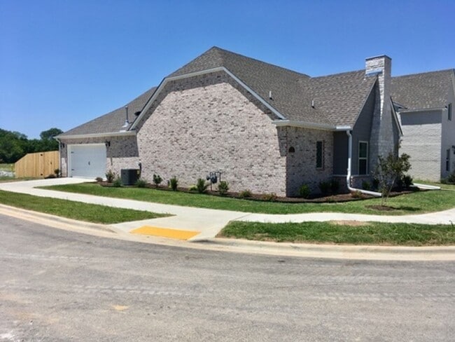 203 N Powderhorn Dr in Fayetteville, AR - Building Photo - Building Photo