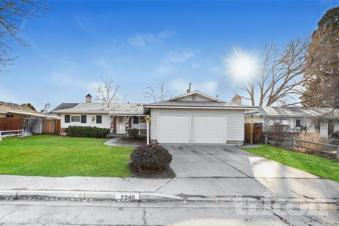 2340 Logan Way in Sparks, NV - Building Photo