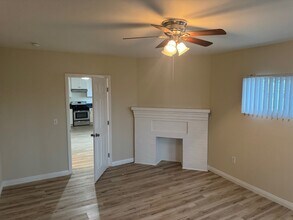 4433 3/4 Towne Ave in Los Angeles, CA - Foto de edificio - Building Photo