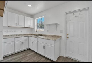 3056 NW 78th St in Miami, FL - Building Photo - Building Photo