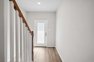 214 W Lewis St in Conroe, TX - Building Photo