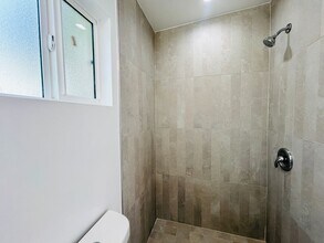 14210 Sylvan St in Los Angeles, CA - Foto de edificio - Building Photo