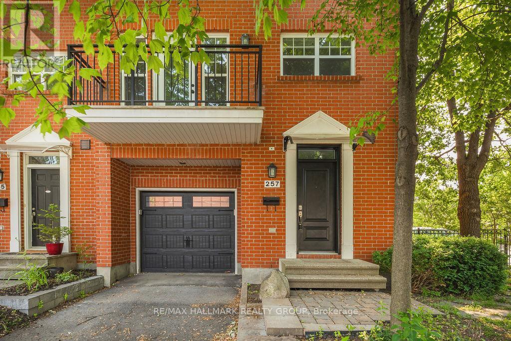 257 Mart Cir in Ottawa, ON - Building Photo