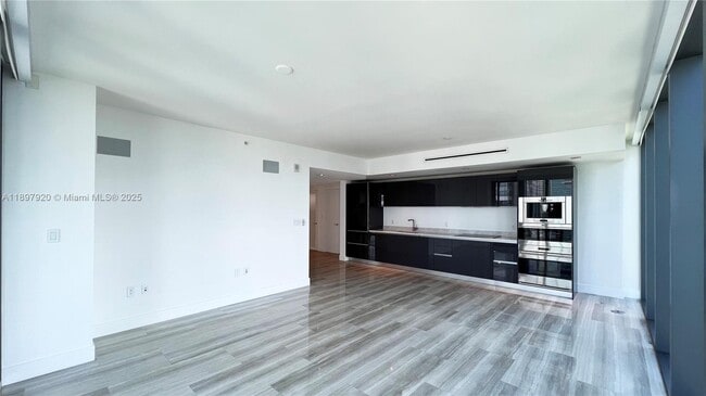 1451 Brickell Ave, Unit 2406 in Miami, FL - Foto de edificio - Building Photo