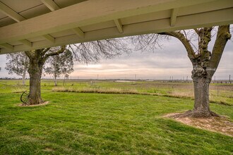 10828 Davis Rd in Wilton, CA - Building Photo - Building Photo