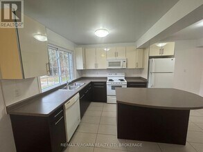 5852 Frontenac St in Niagara Falls, ON - Building Photo - Building Photo