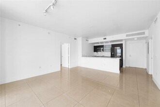 90 SW 3rd St, Unit 3305 in Miami, FL - Building Photo - Building Photo