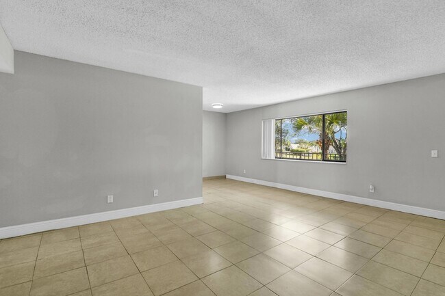 112 Meadows Cir in Boynton Beach, FL - Foto de edificio - Building Photo