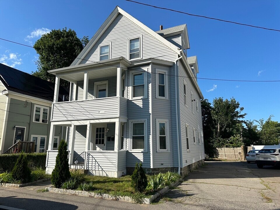 24 Moore St in Quincy, MA - Building Photo