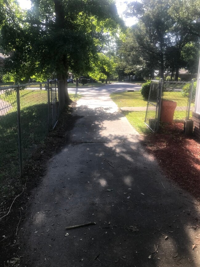 1310 N Independence St in Kinston, NC - Foto de edificio - Building Photo