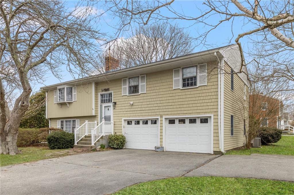 384 Valley Rd in Middletown, RI - Building Photo