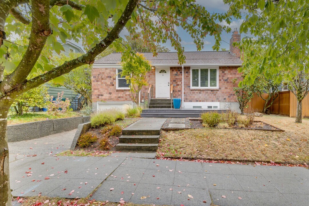 7546 10th Ave NW in Seattle, WA - Building Photo