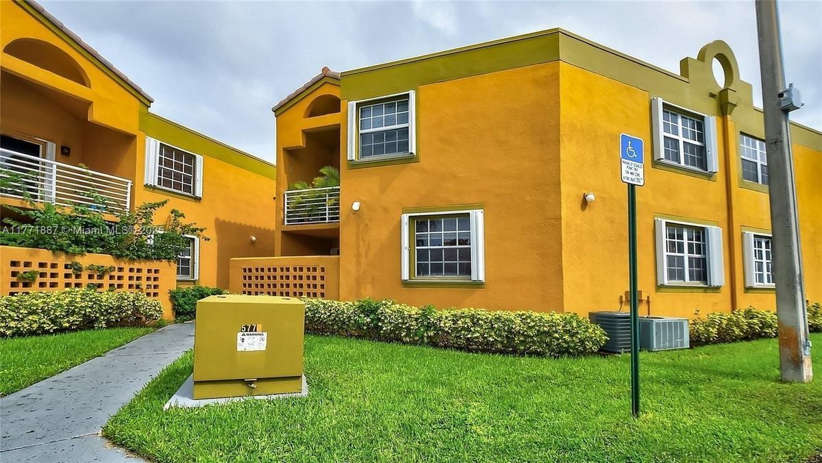 9715 Fontainebleau Blvd in Miami, FL - Building Photo