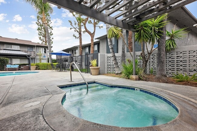 Loma Vista Apartments in San Bernardino, CA - Foto de edificio - Building Photo