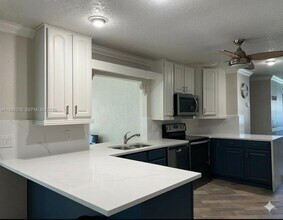 633 NE 2nd St in Dania Beach, FL - Building Photo - Building Photo