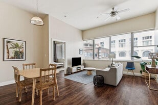 925 Common St in New Orleans, LA - Building Photo