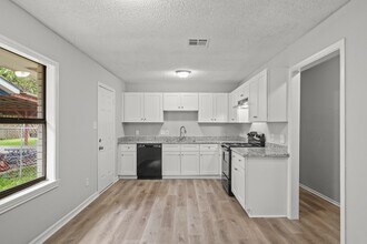 1100 Gilbert Ave in Bay City, TX - Building Photo - Building Photo