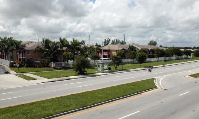 Douglas Pointe in Opa Locka, FL - Foto de edificio - Building Photo