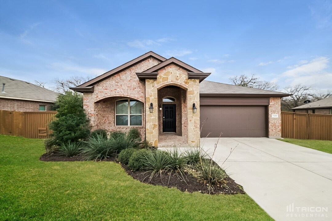 1204 Glenwood Dr in Azle, TX - Building Photo
