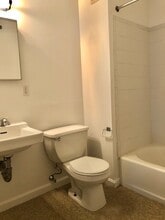 1061 Beacon St, Unit 1 in Brookline, MA - Foto de edificio - Building Photo