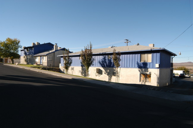 511-517 E Fredricks St in Barstow, CA - Foto de edificio - Building Photo