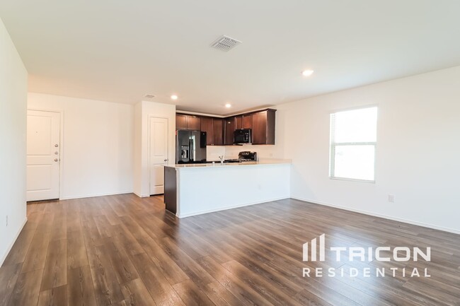 1008 Lady Bird St in Ennis, TX - Building Photo - Building Photo
