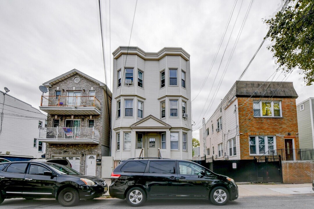 200 Nunda Ave in Jersey City, NJ - Building Photo