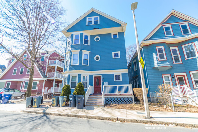 25 Forest Hills St, Unit 1 in Boston, MA - Foto de edificio - Building Photo