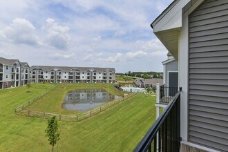 Dodson Pointe Apartment Homes in Rogers, AR - Foto de edificio - Building Photo