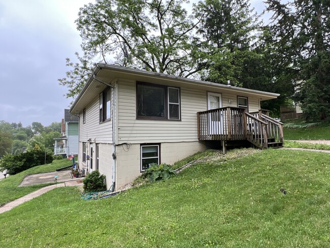 2296 Woodworth St in Dubuque, IA - Building Photo - Building Photo
