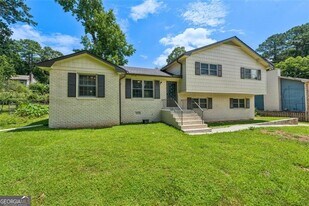 498 Cole Dr SW in Lilburn, GA - Building Photo