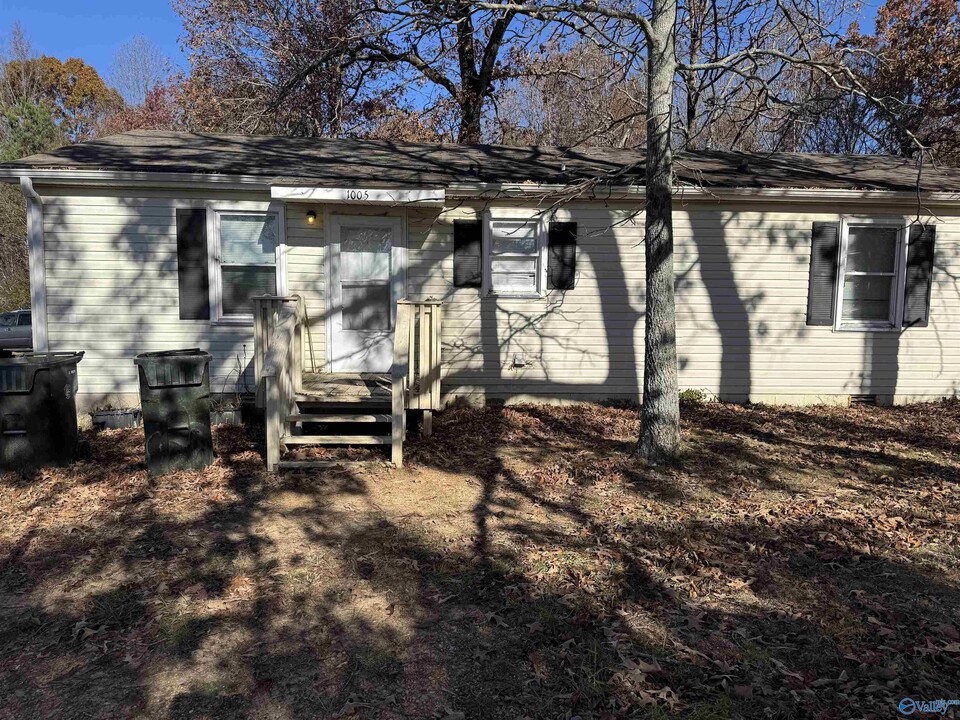 1005 McKee Rd in Toney, AL - Foto de edificio