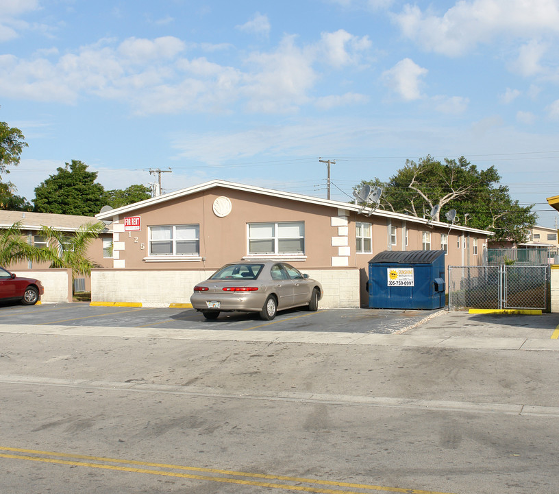 125-133 W 27th St in Hialeah, FL - Foto de edificio