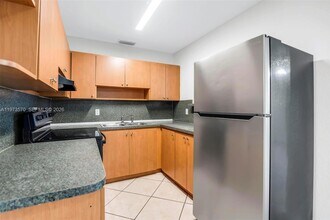 1130 N 70th Ave in Hollywood, FL - Foto de edificio - Building Photo