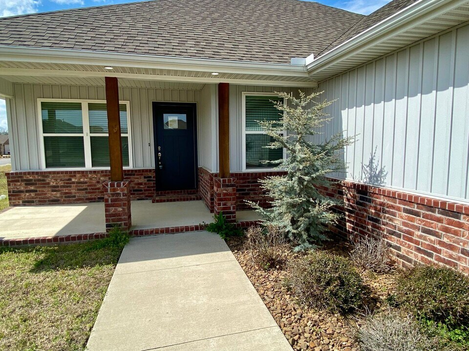 1660 Gallant Fox Ln in Prairie Grove, AR - Building Photo