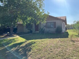 1906 Sunnyside Rd in Floresville, TX - Building Photo