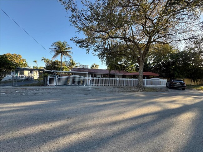 470 NE 127th St in North Miami, FL - Building Photo - Building Photo