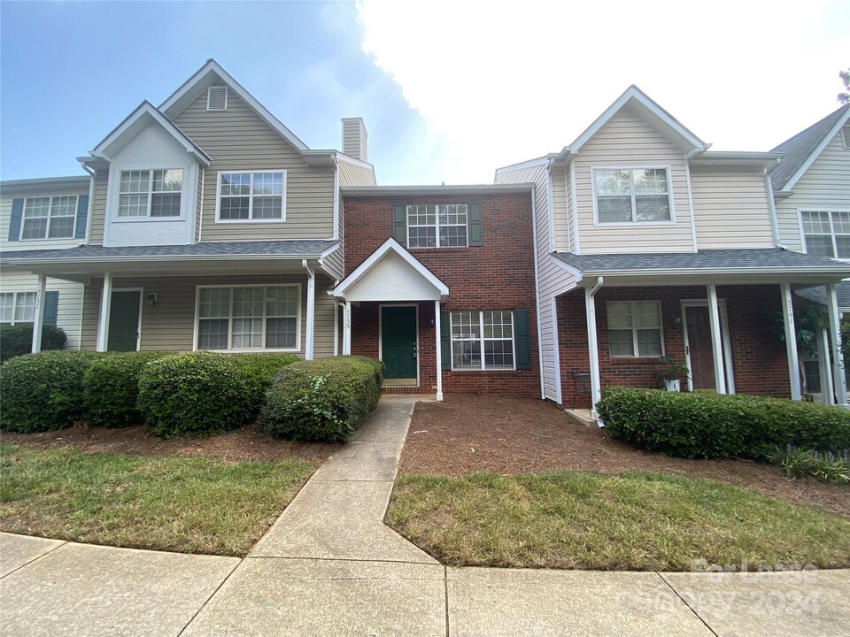 5739 Prescott Ct in Charlotte, NC - Foto de edificio