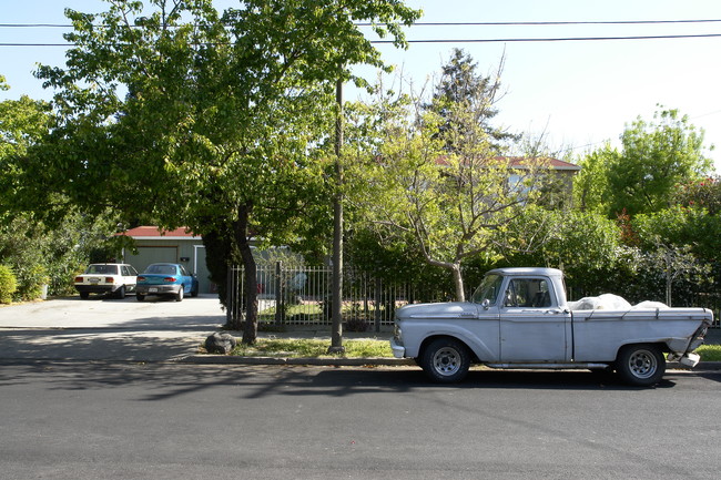 1105 & 1107 Hilton St in Redwood City, CA - Building Photo - Building Photo