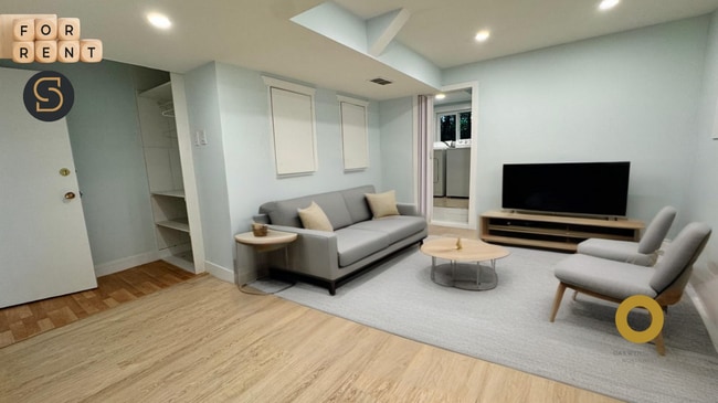 672 11th St in West Vancouver, BC - Building Photo - Building Photo