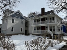 35 N Ellicott St in Williamsville, NY - Building Photo