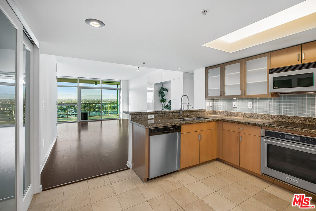 13700 Marina Pointe Dr in Los Angeles, CA - Building Photo