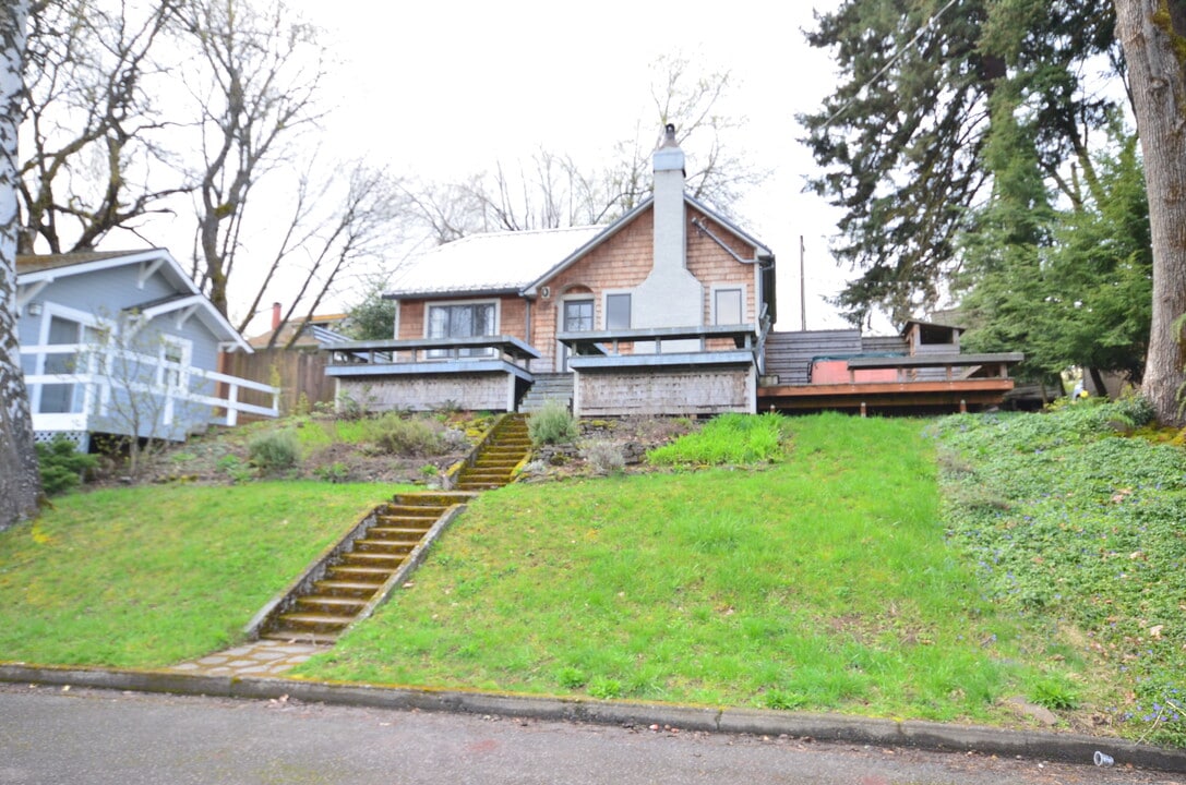 1007 Montello Ave in Hood River, OR - Building Photo