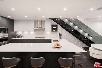 724 Croft Ave in Los Angeles, CA - Building Photo - Building Photo