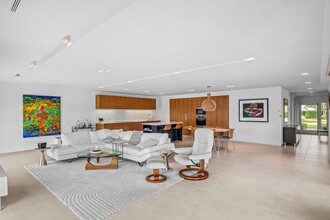 35 Castle Harbor Is in Fort Lauderdale, FL - Foto de edificio - Building Photo
